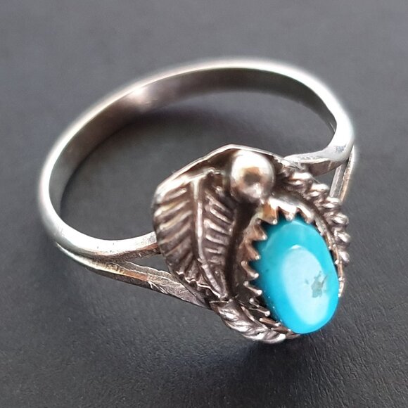 Dainty Vintage Native American Sleeping Beauty Turquoise Sterling Silver Ring - Picture 10 of 13